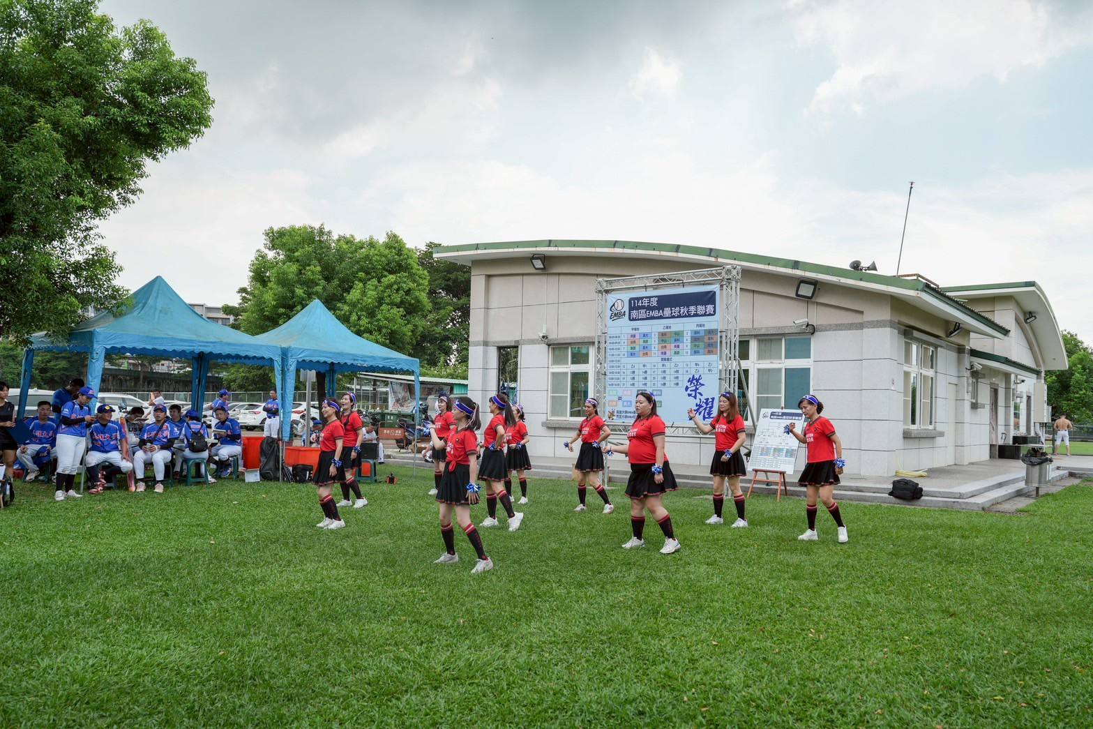 南區壘球賽聯大嫂團啦啦隊花絮